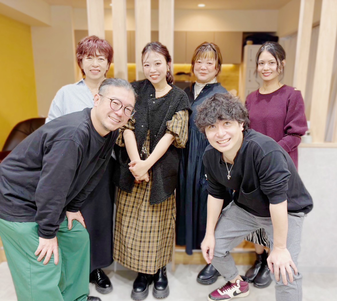 SOL月島店のスタッフ6人が店内で笑顔で並ぶ集合写真